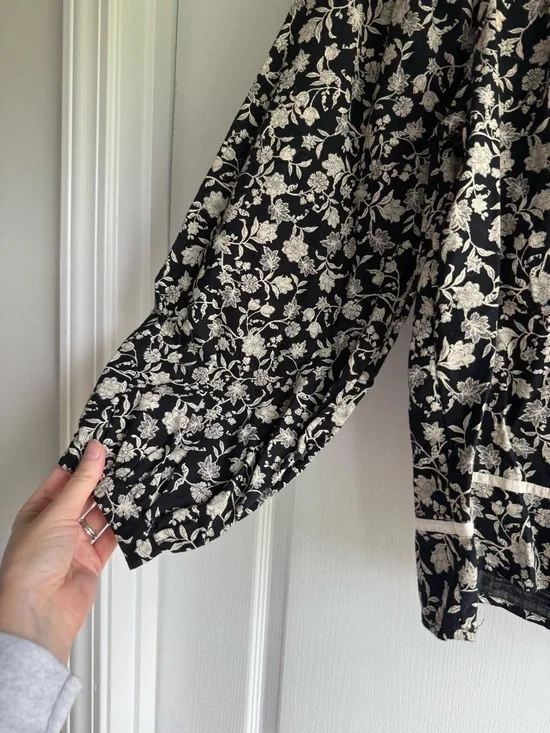 Old Navy Black and White Floral Peasant Blouse with Tassel Tie - Picture 3 of 7